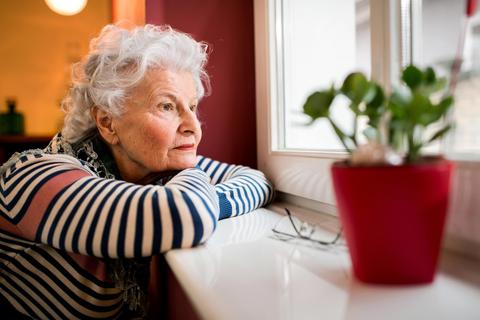 Alleine zuhause sind derzeit viele ältere Menschen, Kontakte haben sie nur wenig. Foto: didesign – stock.adobe