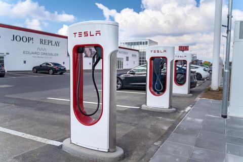 Seit Kurzem gibt es in Weiterstadt an der Bundesstraße 42 die erste südhessische Tesla-Supercharger-Ladestation mit acht Plätzen. Foto: Marc Wickel
