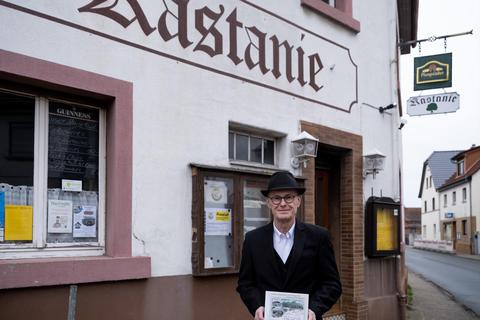 Gerhard Jacoby mit seinem neuen Buch „Gruß aus Bickenbach an der Bergstraße“ vor der „Kastanie“. © Leila Martin