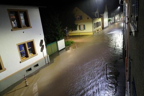 Die Darmstädter Straße im alten Ortskern von Seeheim war in der Nacht zum Samstag überflutet. Foto: Klaus Kraft