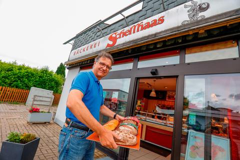 Geschäftsführer Uwe Schellhaas bringt frische Produkte in eine seiner Filialen im Landkreis.  Foto: Guido Schiek 
