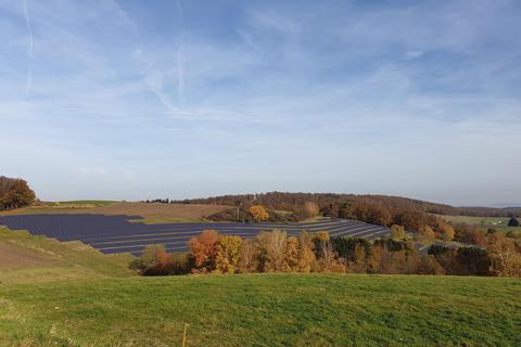 So wie diese Visualisierung in Modautal zeigt, könnte der künftige Solarpark in Otzberg aussehen.Visualisierung: Entega 