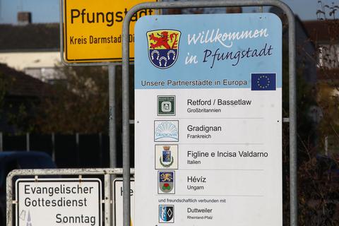 Pfungstadt weist am Ortseingang auch auf seine vielfältigen Städtepartnerschaften im europäischen Ausland hin – darunter das ungarische Hévíz. Archivfoto: Karl-Heinz Bärtl