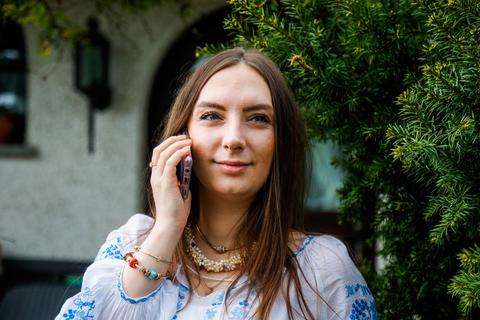 Das Handy von Kseniia Maksimova steht seit Wochen nicht still. Die gebürtige Ukrainerin aus Otzberg hilft Flüchtlingen. Foto: Guido Schiek