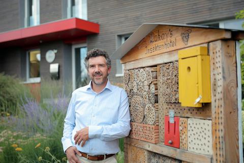 Ralf Lokay hat ein Faible für die Natur. Seine Druckerei in Reinheim ist nun als erste in Hessen klimapositiv. Das Insektenhotel ist eine nette Zugabe. Foto: Benjamin Schenk