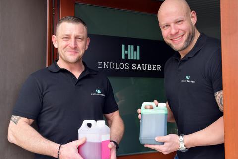 Mit „Endlos sauber“ haben André Herb und Florian Wolf eine Reinigungsfirma gegründet, die auf Biotechnologie setzt und sich auf Kitas und Hygieneeinrichtungen spezialisiert hat. © Gudrun Hausl