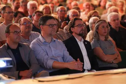 Seite an Seite (von links): Erster Kreisbeigeordneter Lutz Köhler, Messels Bürgermeister Dr. Thorsten Buhrmester und Egelsbachs Bürgermeister Tobias Wilbrand.
