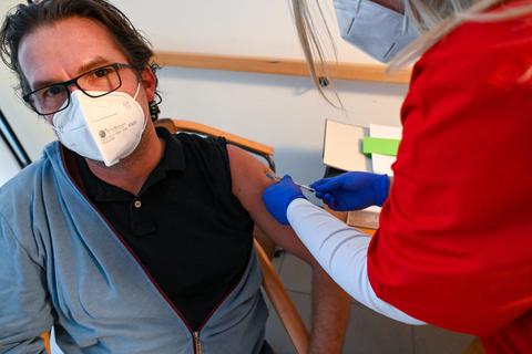 Schon 2020 hat der Landkreis aus Mobile Impfteams gesetzt. Jetzt sollen erneut Ungeboosterte und Ungeimpfte überzeugt werden, sich impfen zu lassen. Archivfoto: Dirk Zengel