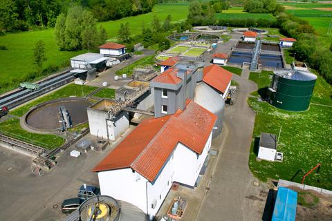 Auf den Dächern der Betriebsgebäude (in der Bildmitte) der Kläranlage wird eine Fotovoltaikanlage gebaut. Foto: Ulrike Bernauer