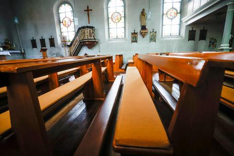 So viele wie nie sind 2021 aus der katholischen Kirche ausgetreten. Auch im Landkreis ist das spürbar, die Bänke bleiben leer. Das Foto zeigt eine Otzberger Kirche.