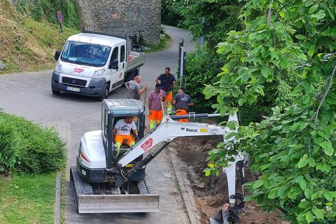 Ohne Ankündigung rückte am Morgen plötzlich ein Bautrupp auf der Burg Frankenstein an und blockierte stundenlang die Zufahrt für die Lieferanten. Foto: Ralph Eberhardt
