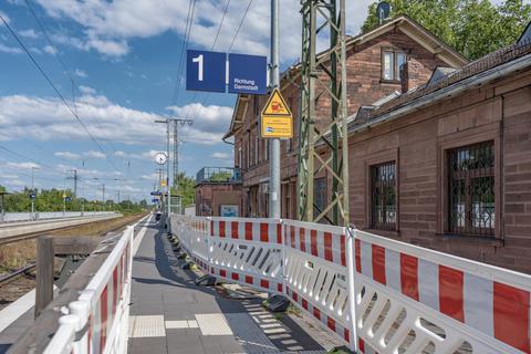 Provisorien halten oft länger als gedacht. Dabei könnte der Einbau von Geländern am Bahnhof in Weiterstadt an sich recht schnell gehen. Foto: Marc Wickel