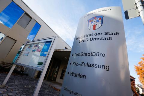 In Groß-Umstadt ist eine der fünf Kfz-Zulassungsstellen angesiedelt. Weitere gibt es in Pfungstadt, Ober-Ramstadt, Weiterstadt und Dieburg.