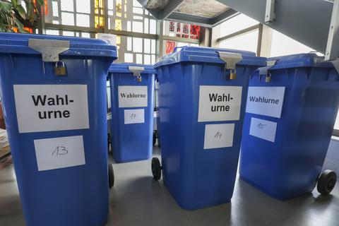 Briefwahlurnen stehen im Pfungstädter Bürgerbüro für die Kommunalwahl 2021 bereit.                Foto: Guido Schiek