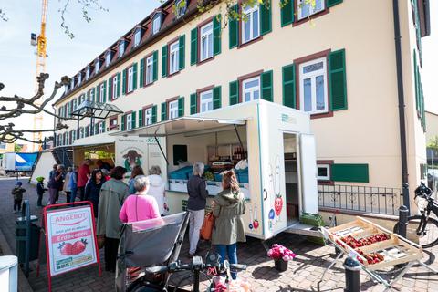 In Bickenbach steht seit Donnerstag erstmals ein neuer Verkaufswagen des Hartenauer Hofs hinter dem Rathaus. Daneben steht der Wagen des Röderhofs. Foto: Guido Schiek
