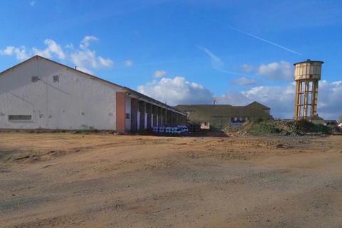 Auf dem Kasernengelände bei der ehemaligen Turnhalle (links im Bild) soll die neue Grundschule gebaut werden. © Ulrike Bernauer