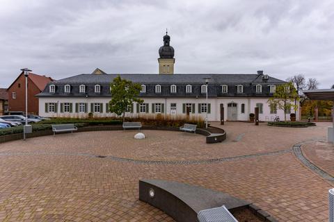 Der Ostflügel des Schloss‘ Braunshardt (der linke Teil mit den offenen Fensterläden im Erdgeschoss) steht zum Verkauf und wird für fast drei Millionen Euro angeboten. Das sei aber zu teuer, sagen Kommunalpolitiker. Foto: Marc Wickel