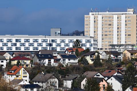 So gut wie fertig: Das neue Bettenhaus an der Kreisklinik in Groß-Umstadt. © Klaus Holdefehr