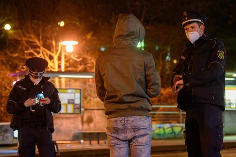 Wegen der Corona-Pandemie gilt seit Montag im Kreis Darmstadt-Dieburg eine Ausgangssperre. Polizei und Ordnungsamt kontrollieren, ob sich die Menschen daran halten. Symbolfoto: dpa