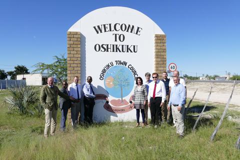 Eine Pfungstädter Delegation mit Bürgermeister Patrick Koch (Dritter von links) war bereits im namibischen Oshikuku zu Gast. Archivfoto: Stadtverwaltung