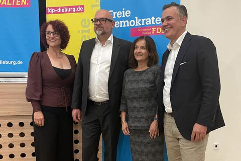 Die drei Landtagskandidaten des FDP-Kreisverbandes mit dem designierten hessischen Spitzenkandidaten: Kirsten Willenbücher (Wahlkreis 50), Mathias Zeuner (Wahlkreis 51) und Sandra Ciupka (Wahlkreis 52) mit Dr. Stefan Naas (von links). Foto: FDP