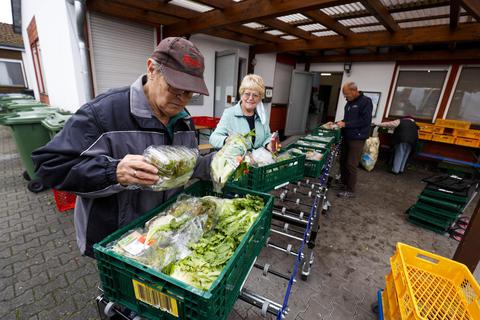 Heidi Neeb kontrolliert mit ihren Mitstreitern die gelieferte Ware. Der „Warenkorb“ in Pfungstadt versorgt Hilfsbedürftige mit Lebensmitteln. Foto: Guido Schiek
