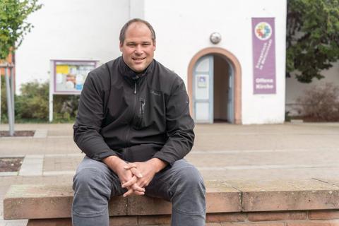 Benedikt Maas ist Vorsitzender der „Grewweheiser Kerweborsch“, die die Kerb auf dem Platz vor der evangelischen Kirche organisieren. Seit 2021 ist er auch Stadtverordneter. Foto: Marc Wickel