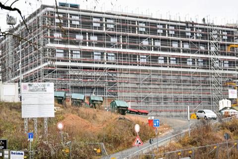 Weit fortgeschritten ist der Neubau am Kreisklinik-Standort in Groß-Umstadt. Corona hat das Betriebskosten-Defizit erheblich erhöht. Foto: Klaus Holdefehr