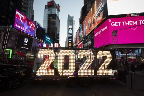 New York ist mit großen Leuchtziffern gewappnet für 2022. Im Landkreis geht ein spannendes Jahr zu Ende. Und liegt vor uns. Ob die bewegendsten Themen nächstes Jahr ein Happy End kriegen?  Symbolfoto: dpa