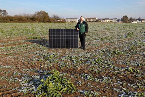 Weiterstädter Landwirt Patrick Meinhardt mit einem Solarmodul auf dem Gelände des geplanten Solarparks. Er will dort Solarstrom zur Erzeugung von Wasserstoff nutzen, der dann als Energiespeicher fungieren soll.  