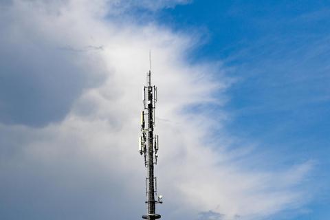 Viele Telefonmasten im Landkreis sind bereits mit 5G-Technologie ausgestattet, während an anderen Orten keine Netzabdeckung herrscht. Foto: dpa/Jens Kalaene