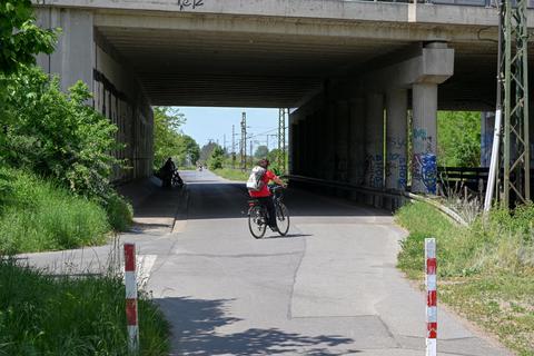 Wie viele auf dem Bordwandweg radeln und welche Route sie danach benutzen, wird in Weiterstadt ausgewertet. Eventuell entstehen neue Radwege. Foto: Dirk Zengel