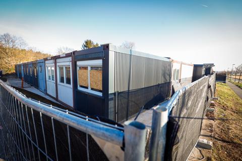 An der Zahlwaldhalle in Roßdorf stehen Container für eine neue Flüchtlingsunterkunft. 