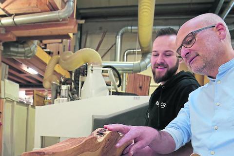 Andreas Resch und sein Sohn Magnus Resch arbeiten gemeinsam  in der Werkstatt. Foto: Guido Schiek  Foto: Guido Schiek