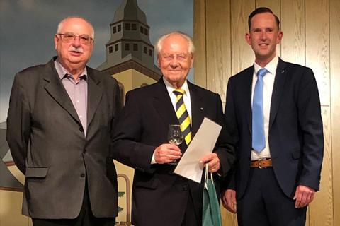 Artur Seitel (Mitte) singt seit 80 Jahren im Chor. Ihm gratulierten Edgar Roßkopf (links) und Christian Hofmann vom Kreis-Chorverband Dieburg. © Kreis-Chorverband Dieburg