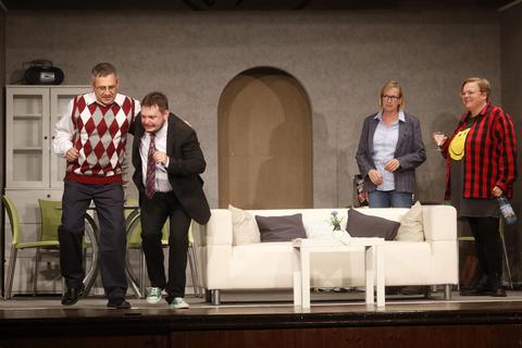 Die TSV-Laienspieler studieren ein neues Stück ein. Besuch bei einer Probe mit Oliver Heß (von links), Andreas Rügner, Heide Heß sowie Linda Müller-Hunstock. Foto: Karl-Heinz Bärtl