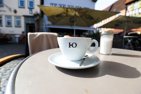 Hessens Gastwirte dürfen in diesem Frühjahr in vielen Städtern nicht mehr ihre Tisch einfach auf Bürgersteige und öffentliche Plätze stellen -wie dies in Corona-Zeiten der Fall war. Hier auf dem Marktplatz bzw. dem Wambolt`schen Park in Groß-Umstadt. Foto: Guido Schiek / VRM Bild