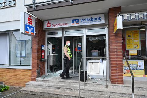 Die gemeinsame Filiale von Sparkasse und Volksbank im Pfungstädter Stadtteil Eschollbrücken wurde am vergangenen Donnerstag bei der Sprengung eines Geldautomaten  zerstört. Archivfoto: Dirk Zengel
