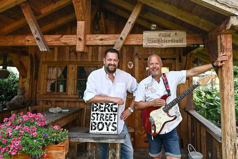 „Bergstreet Boys“ Sascha Breuer (links) und Olli Färbert haben mit ihrem Song „Hammermässisch Hessisch“ fast 14 000 Euro für krebskranke Kinder gesammelt. Foto: Dirk Zengel