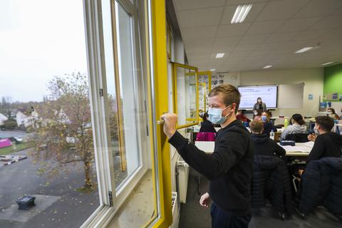 Lüften, auch wenn‘s kalt wird: Unterricht in der Klasse G10b der Goetheschule in Dieburg mit offenen Fenstern und Maske. Luftreinigungsgeräte gibt es auch an dieser Schule noch nicht.  Foto: Guido Schiek