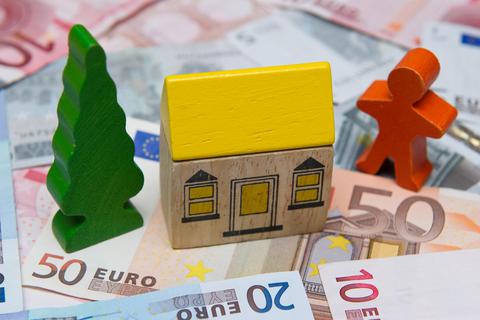 Für Mieter und Wohnungseigentümer im Landkreis Darmstadt-Dieburg wird es teurer, denn viele werden mehr Grundsteuer B zahlen müssen. Foto: Patrick Pleul/dpa