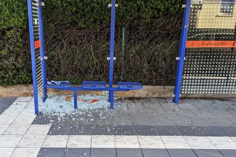 In der Memelstraße in Groß-Zimmern wurde zwei Scheiben der Bushaltestelle komplett zerstört. 