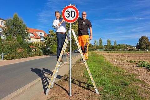 Griesheims Bürgermeister Geza Krebs-Wetzl (links) stellt mit Dennis Richter vom Bauhof das erste neue Tempo-30-Schild am Südring auf. Foto: Stadt Griesheim