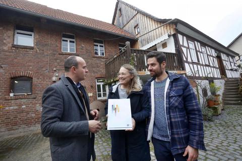 Erster Kreisbeigeordneter Lutz Köhler übergibt den Förderbescheid in Höhe von 45.000 Euro an das Ehepaar Aisha und Frederik Liebehenz (von links). © Karl-Heinz Bärtl