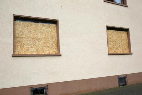 Die Wilhelm-Liebknecht-Straße in Groß-Umstadt ist immer wieder Ziel blinder Zerstörungswut, wie eingeschlagene Fenster zeigen. Foto: Ulrike Bernauer