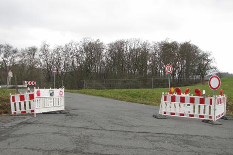 Die Sperrung der Höhenstraße zwischen Stettbach und Ober-Beerbach/Steigerts ist für Autofahrer kein wirkliches Hindernis. Die Strecke wird eifrig von Autofahrern genutzt. © Jürgen Buxmann