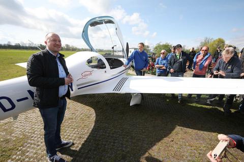 Die Stadt Reinheim bezuschusste das neue Ultraleichtflugzeug des Flugsportvereins mit einem außergewöhnlich hohen Förderbetrag. Nun taufte Bürgermeister Manuel Feick den Neuerwerb auf den Namen der Reinheimer Partnerstadt „Sanok“. Melanie Schweinfurth