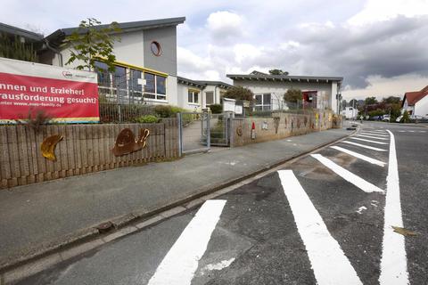 Parkverbot, Parkbuchten und Ladezonen: An der Schulinsel am Hintergraben in Bickenbach wurde einiges getan, um die Verkehrssicherheit zu verbessern. Foto: Karl-Heinz Bärtl