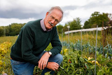 Der Agrarwissenschaftler Felix Prinz zu Löwenstein auf einem Feld am Hofgut Habitzheim. Foto: Guido Schiek