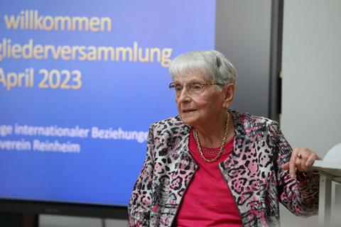 Anna Malek wurde im Rahmen der Mitgliederversammlung des Reinheimer Partnerschaftsvereins für ihr langjähriges humanitäres Engagement gewürdigt. Melanie Schweinfurth